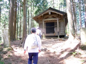 両神神社奥宮。トレランコース最高到達点。ルートはここで右折して下る