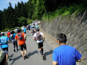 スタート直後は緩い登りの車道