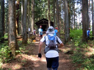 神社の奥宮前、折り返し。ここから右に折れて下っていく