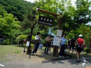 下まで降りてきて、エイドで給水・給食。再び登る。今度は登山道を登っていく